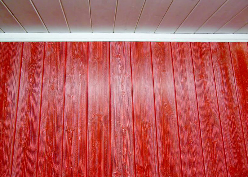 Kontrastvärvidega viimistletud sisevoodrilauast sein, punane-valge